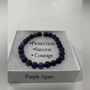 Embrace your inner strength & boldness with this men's agate bracelet.